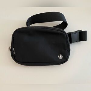 Lululemon Everywhere Belt Bag 1L.